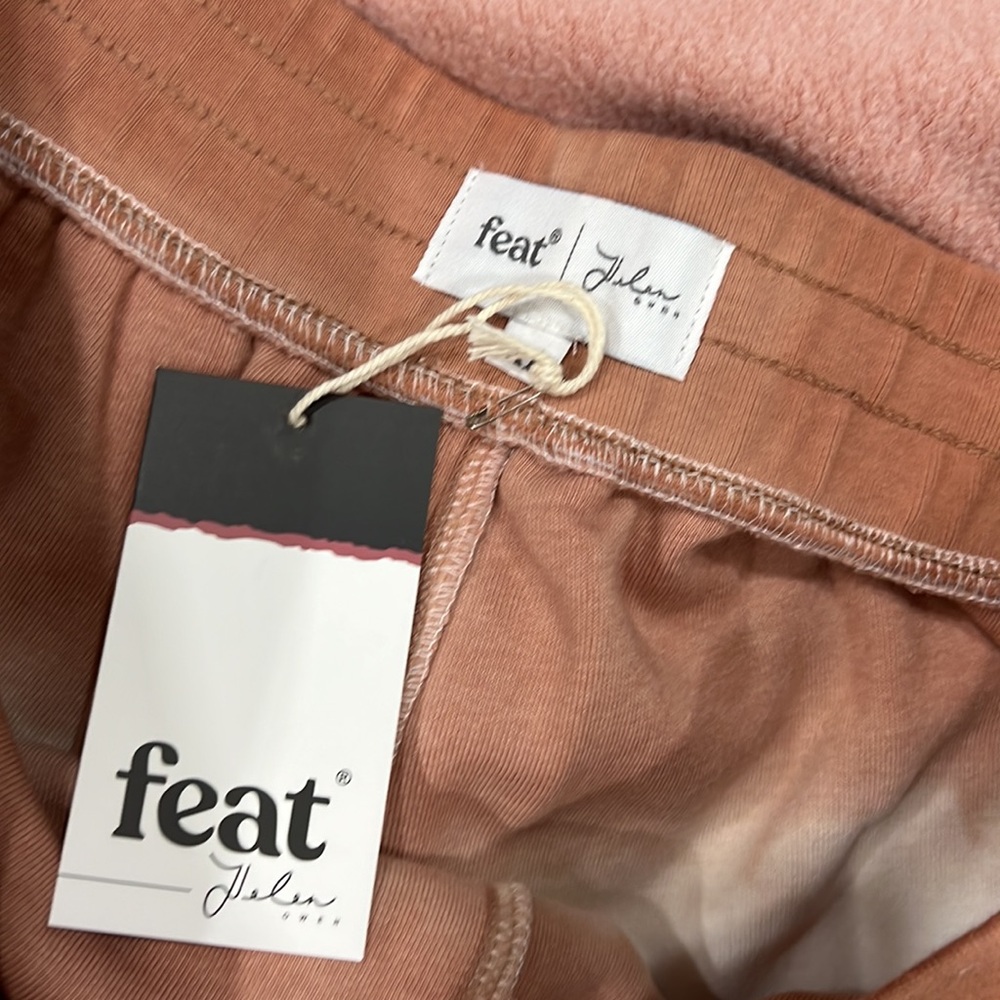 Feat set in Xl cayenne hoodie and short - Picture 6 of 8